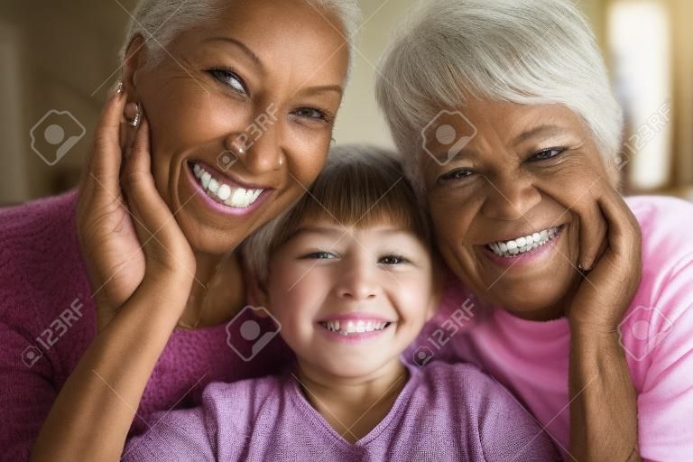 Gelukkige moeder met kind, grootmoeder glimlach voor portret en jonge meisjes familie in mexico thuis samen. senior generatie met ouderen gezicht, internationale vrouwen dag en moeders dag liefde