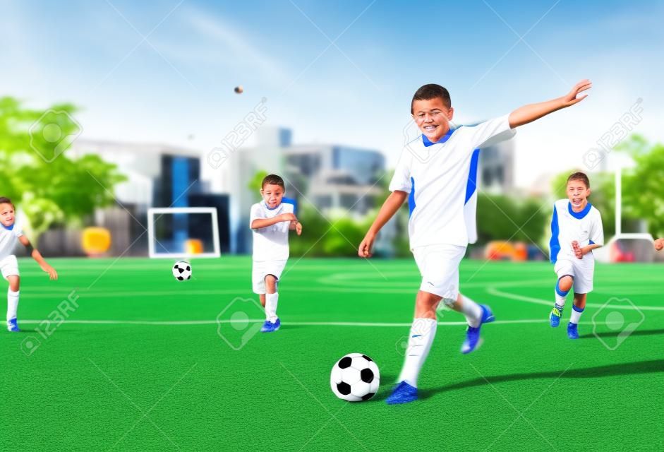 Pequeno Jogador Futebol Chutando Uma Bola Jogo Treinamento Campo