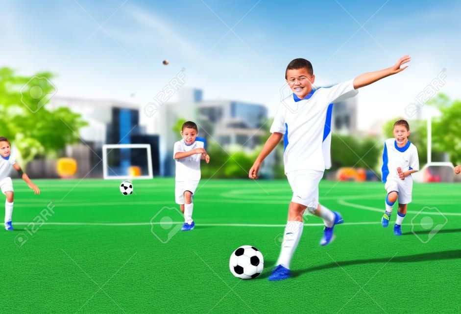 Meninos Jogando Bola De Futebol No Local De Treinamento. Jovem