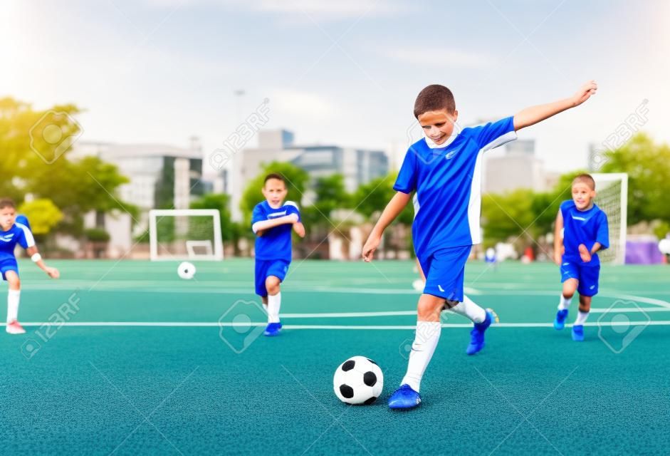 O Futebol Tem Jogos Dos Esportes De Um Verão Da Bola De Futebol
