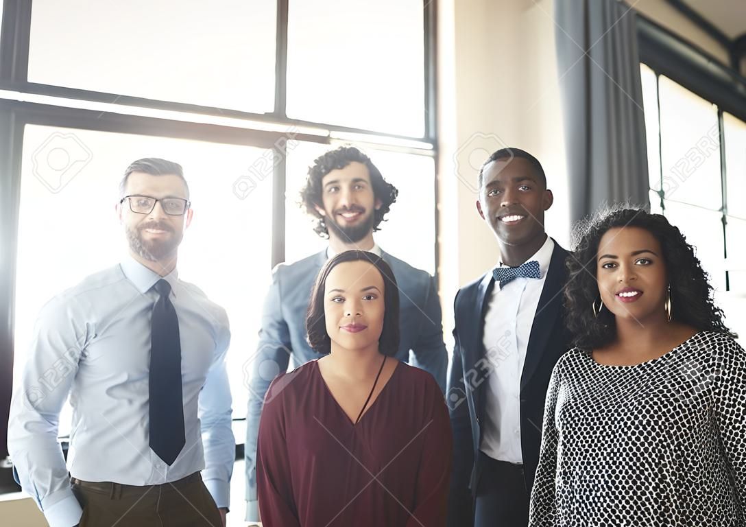 Estamos listos para ser el equipo de tus sueños. retrato de un equipo diverso de empresarios felices posando juntos en su oficina.