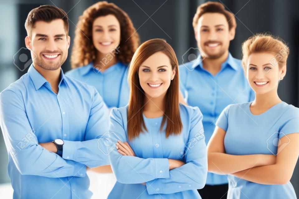 Vamos ao negócio. Retrato de um grupo de empresários confiantes que estão juntos no escritório.