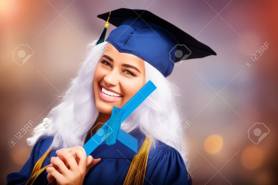 Heb vertrouwen in hoe ver je kunt gaan. portret van een jonge vrouw met haar diploma op diploma-uitreikingsdag.