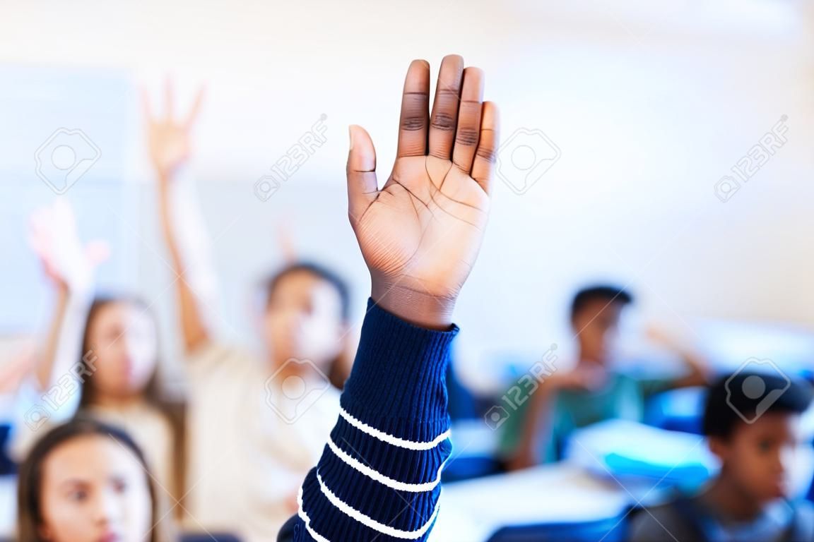 Él sabe todas las respuestas. un estudiante universitario irreconocible levantando la mano en clase.