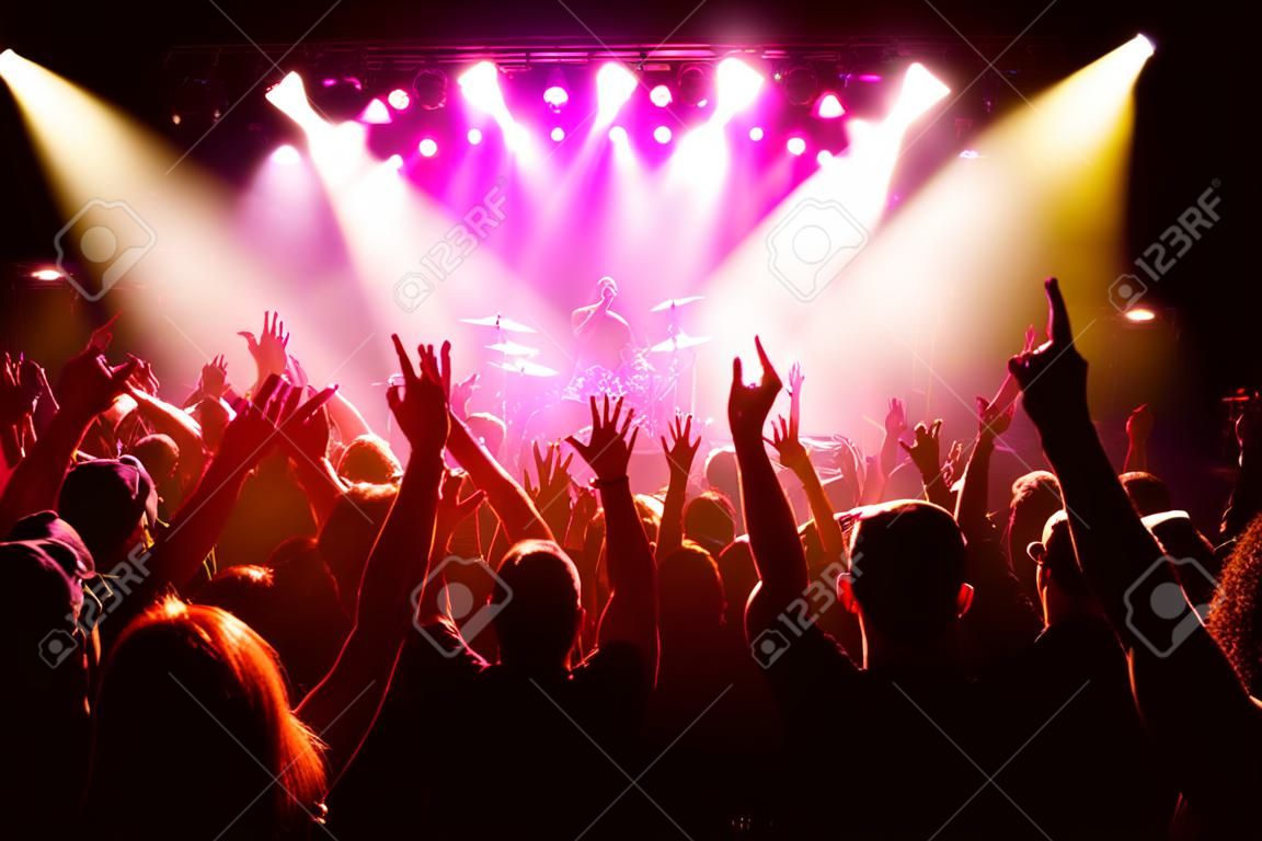 Festival, musica e concerto con l'energia della folla che tifa per la rock band dal vivo sul palco. evento, fan e persone felici tifano per un'esibizione energica al festival musicale di los angeles, usa.