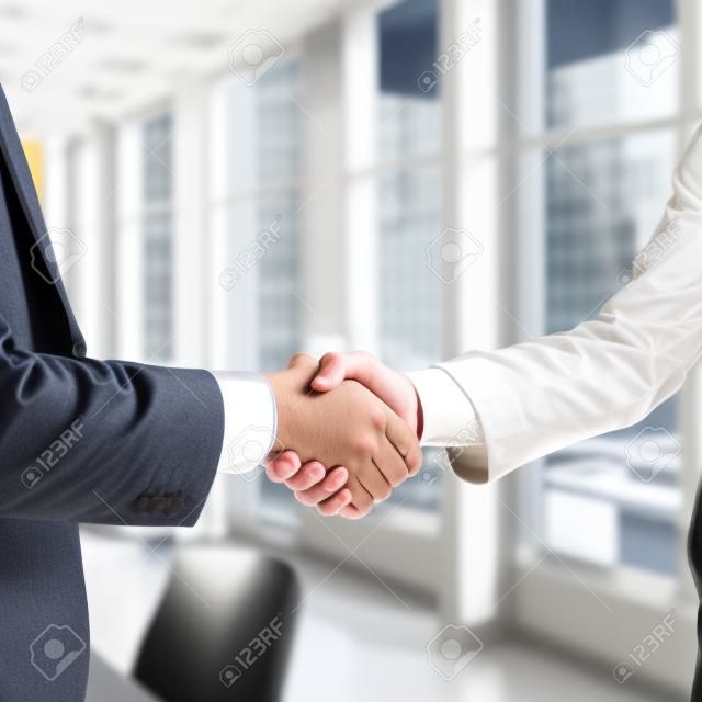 Uścisk dłoni ludzi biznesu i partnerstwo w sprawie transakcji b2b lub porozumienia w sprawie rozwoju firmy u pracowników biurowych, uścisk dłoni podczas współpracy, praca zespołowa lub powitanie w przypadku rekrutacji lub spotkania rekrutacyjnego