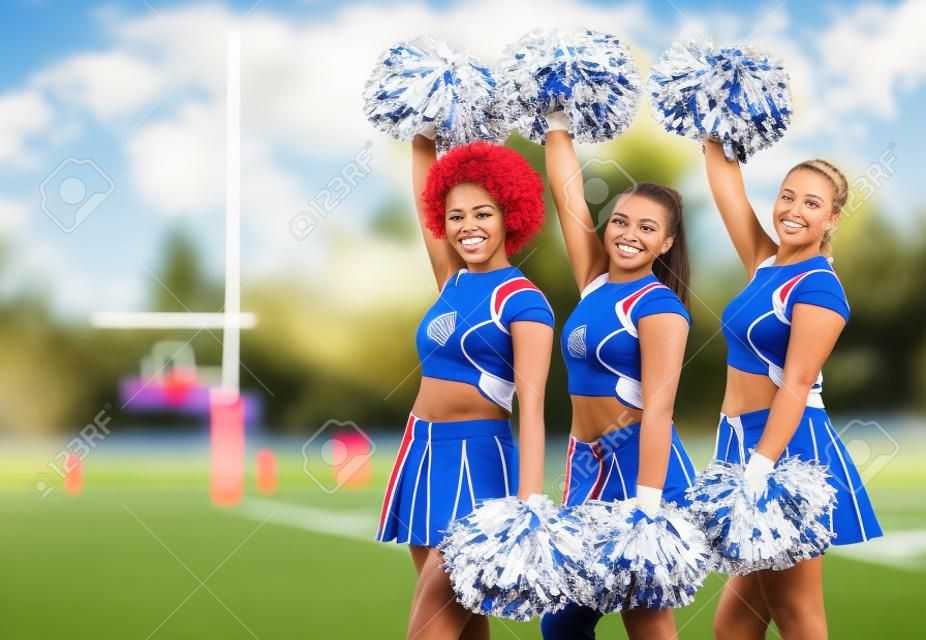 Portret cheerleading en mockup met sportvrouwen op een veld voor motivatie tijdens een competitief spel, teamwerkondersteuning en diversiteit met een vrouwelijke cheerleadergroep op een veld voor een sportevenement