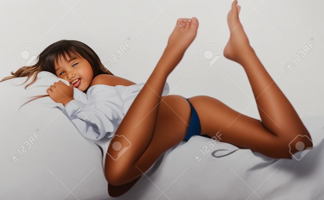 dziewczyna w łóżku na białym tle