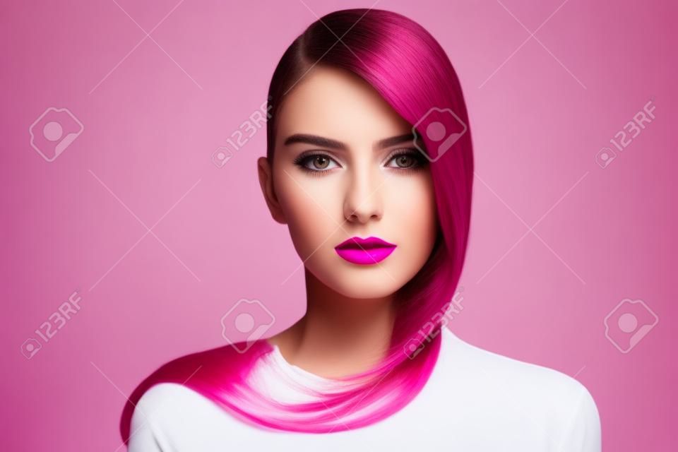 Portrait de belle jeune fille aux cheveux longs et fuchsia rouge à lèvres sur fond blanc, copie espace