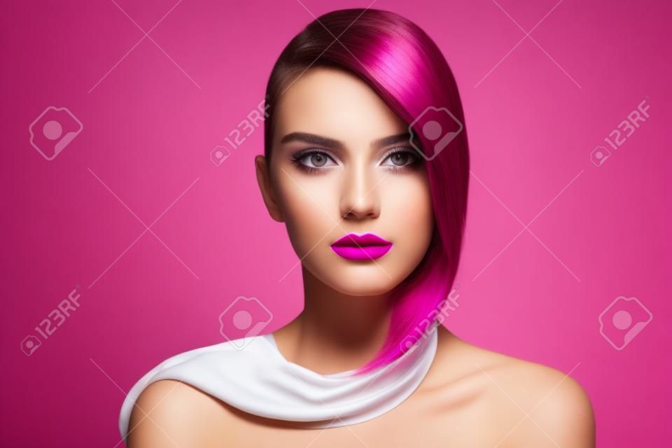Ritratto di giovane bella ragazza con i capelli lunghi e fucsia rossetto su sfondo bianco, copia spazio