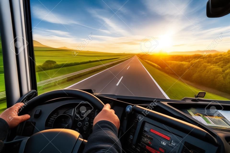 Uitzicht vanaf de bestuurdersstoel van een vrachtwagen van de snelweg en een landschap van velden bij zonsopgang.