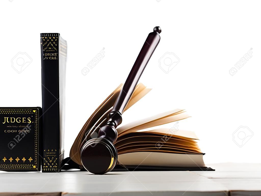 Conceito de lei - livro de direito aberto com um martelo de juízes de madeira na mesa em um tribunal ou escritório de aplicação da lei isolado no fundo branco. Copie o espaço para o texto.