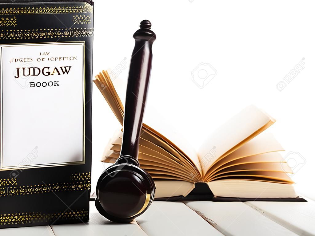 Wet concept - Open recht boek met een houten rechters hamer op tafel in een rechtszaal of rechtshandhaving kantoor geïsoleerd op witte achtergrond. Kopiëren ruimte voor tekst.