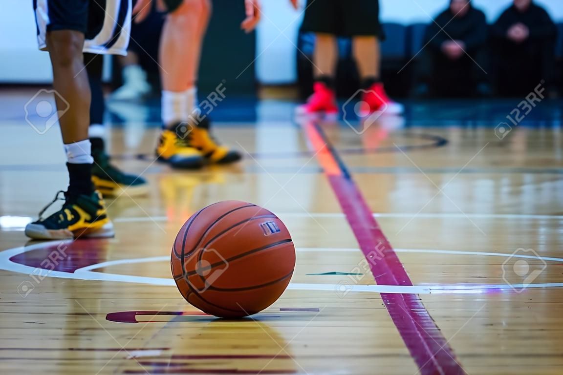 Basketbal op Hof Vloer close-up met wazige arena op achtergrond