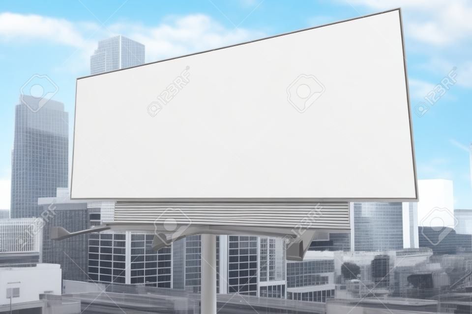 Pusty biały billboard na tle budynków, makiety
