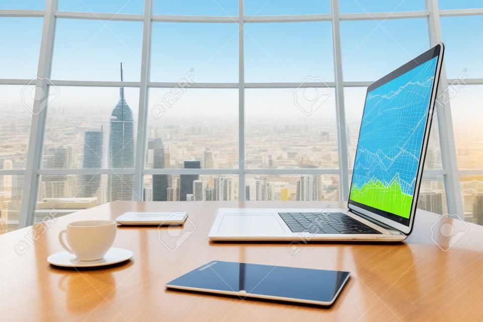 Escritório ensolarado com vista para a cidade megapolis, tablet digital e tela de laptop com gráfico de negócios na mesa de madeira