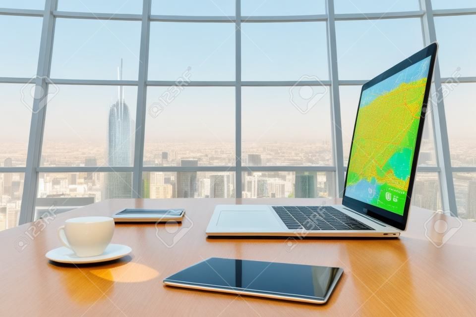 Słoneczny biurowy z Megapolis Widok na miasto, cyfrowym tablecie i ekranie laptopa z wykresu biznesowego na drewnianym stole