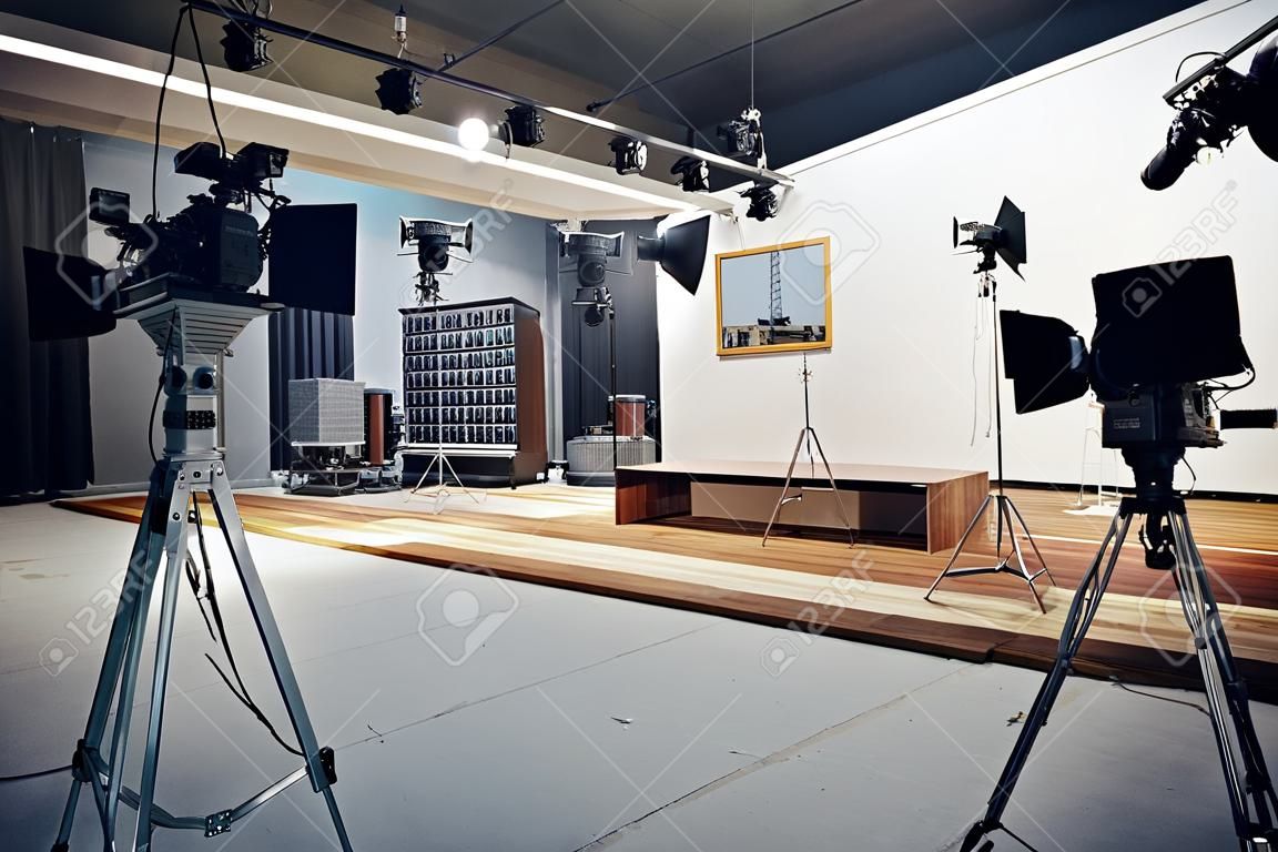 Estúdio de cinema com câmeras e equipamentos de cinema