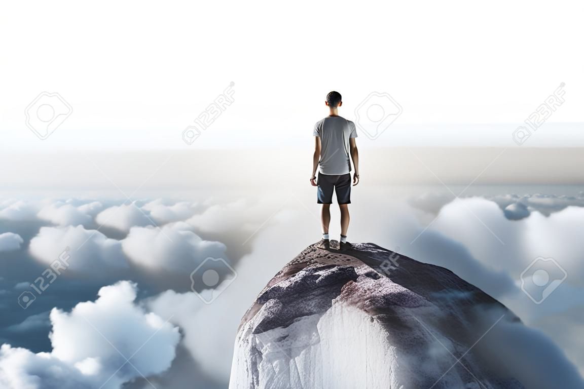 концепция успеха путешествия с путешественником, смотрящим вдаль с вершины скалы над облаками.