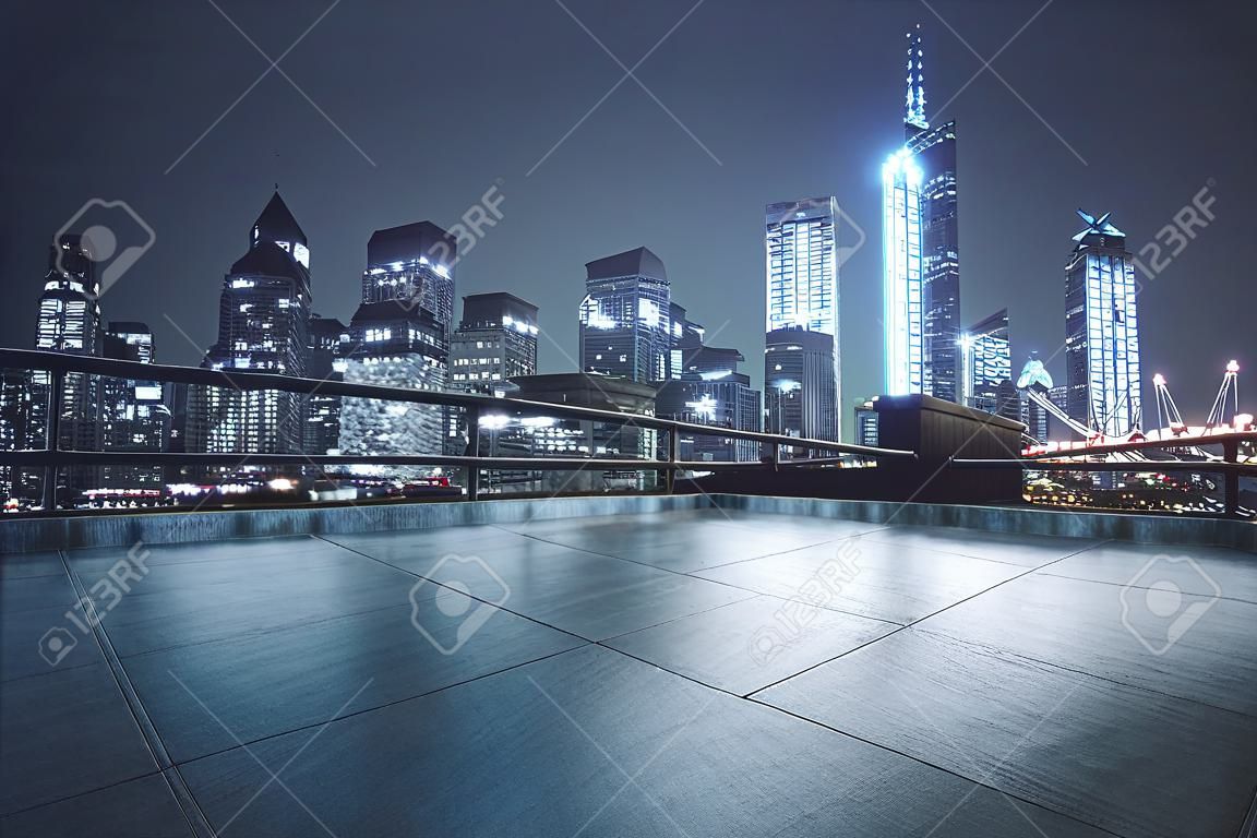 混凝土屋顶与美丽的夜晚城市景观背景