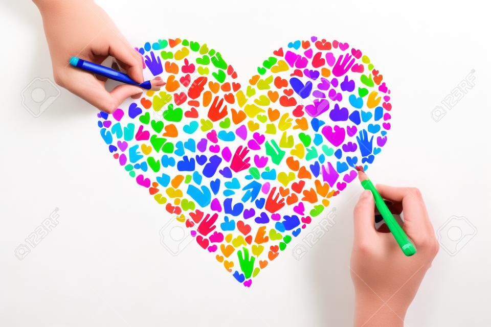 Dibujo de corazón colorido gesto de mano sobre fondo blanco. Concepto de comunidad, cuidado, donación, comunicación y esperanza.
