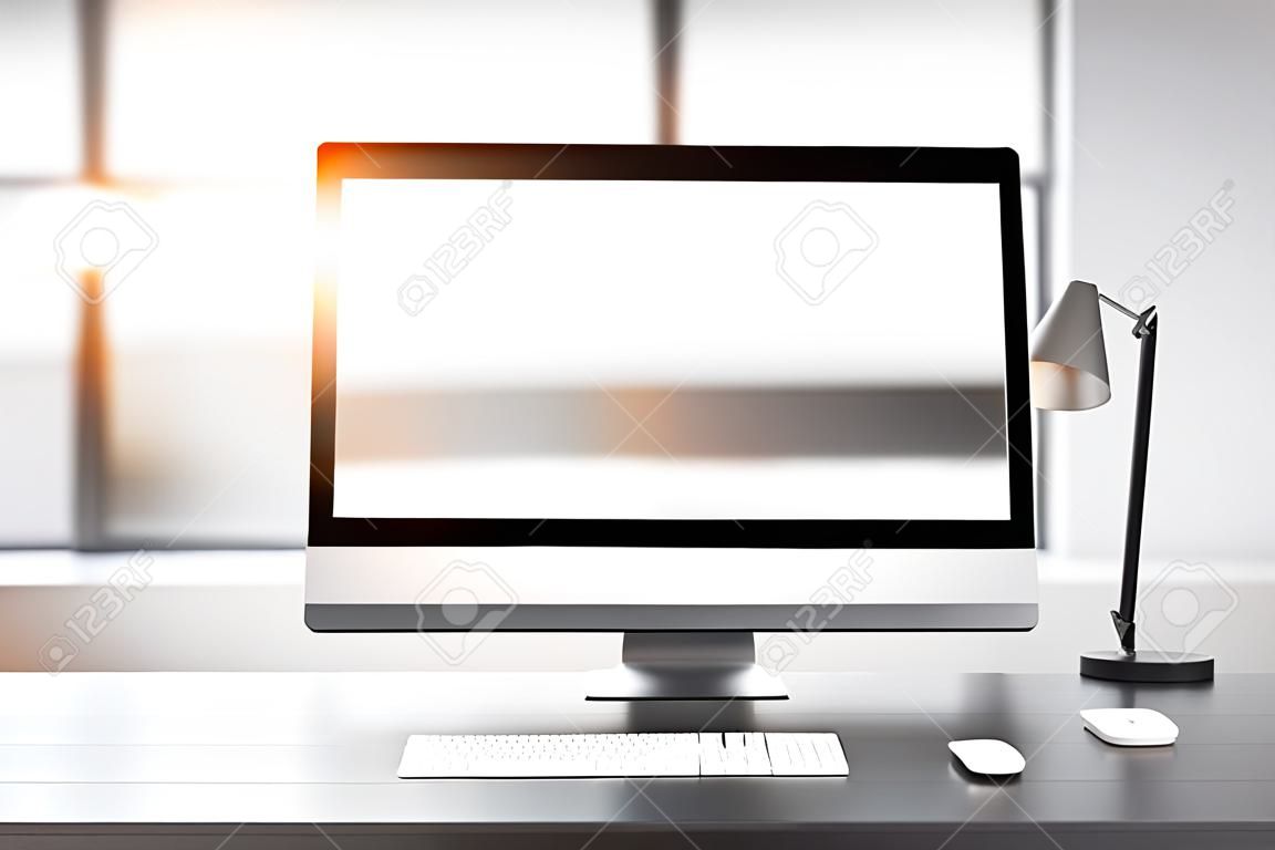 Nahaufnahme des kreativen Designerdesktops mit leerem weißem Bildschirm auf undeutlichem Büroinnenhintergrund. Mock-up, 3D-Rendering