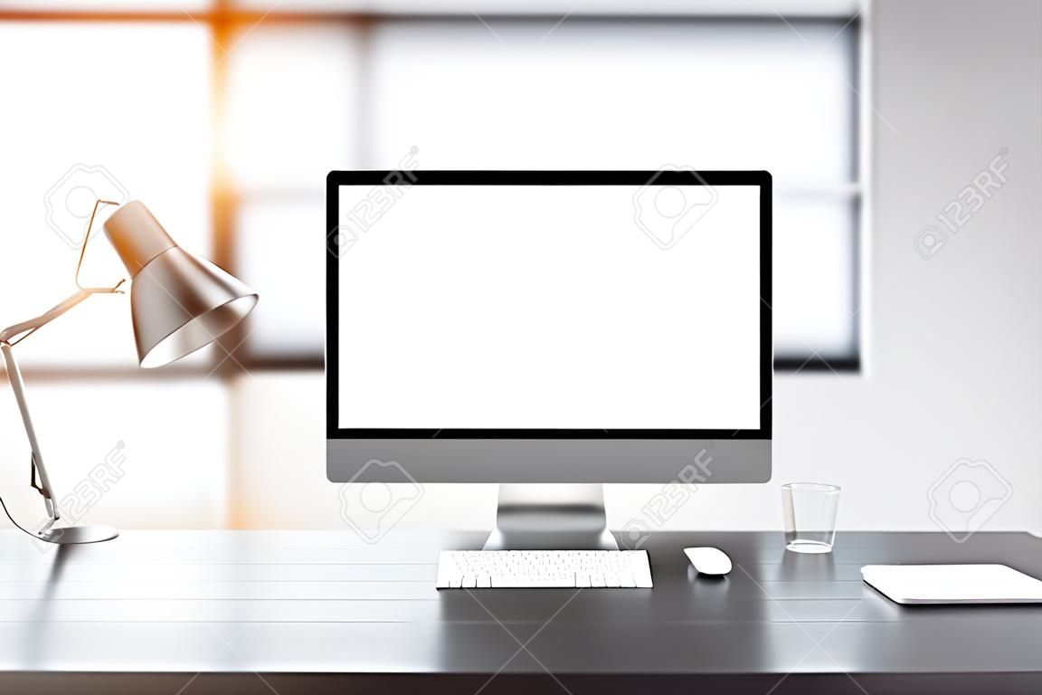 Nahaufnahme des kreativen Designerdesktops mit leerem weißem Bildschirm auf undeutlichem Büroinnenhintergrund. Mock-up, 3D-Rendering