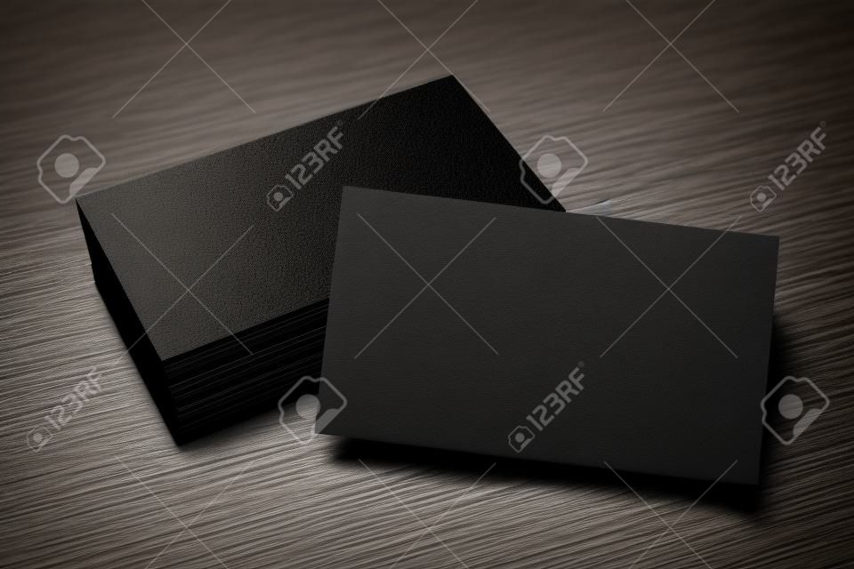 Pusty czarny stos wizytówek na betonowym biurku. Koncepcja informacji, adresu i wiadomości. Makieta, renderowanie 3D