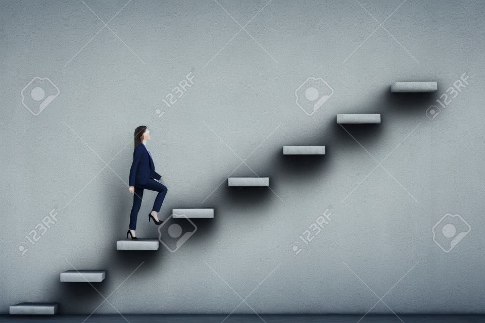 Seitenansicht der jungen Geschäftsfrau, die Treppe zum Erfolg auf Betonmauerhintergrund klettert. Führungs- und Karriereentwicklungskonzept