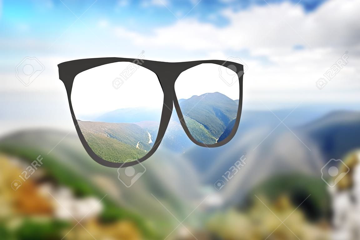 メガネを使用して創造的な自然の眺め。ぼやけた背景。ビジョンコンセプト