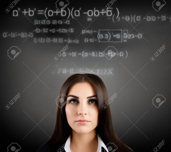 Porträt der attraktiven durchdachten jungen europäischen Geschäftsfrau mit glühenden mathematischen Formeln auf Tafelhintergrund Spott oben. Komplexes und algorithmisches Konzept