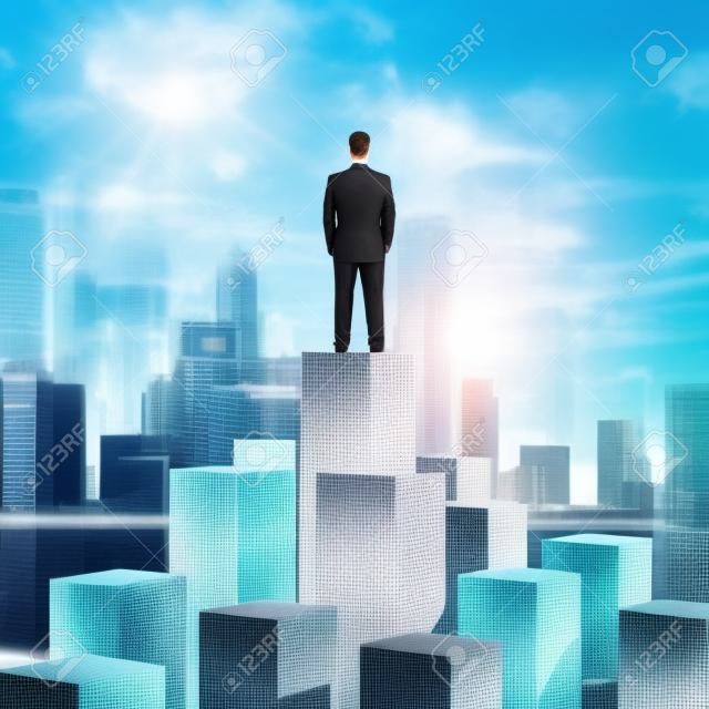 Homme d'affaires debout sur cube et regardant sur la ville. Concept de motivation et de réussite professionnelle