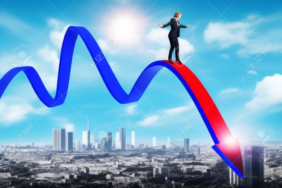 Empresária europeia atraente equilibrando na seta azul caindo abstrata no céu e no fundo da cidade. Crise, inflação e conceito de finanças