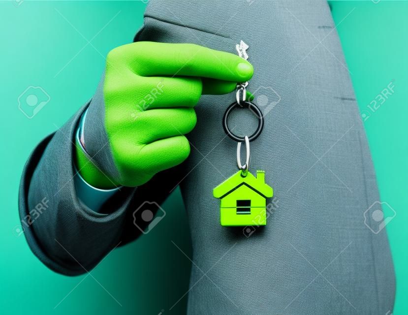 groene sleutelhanger met sleutel in de hand zakenman
