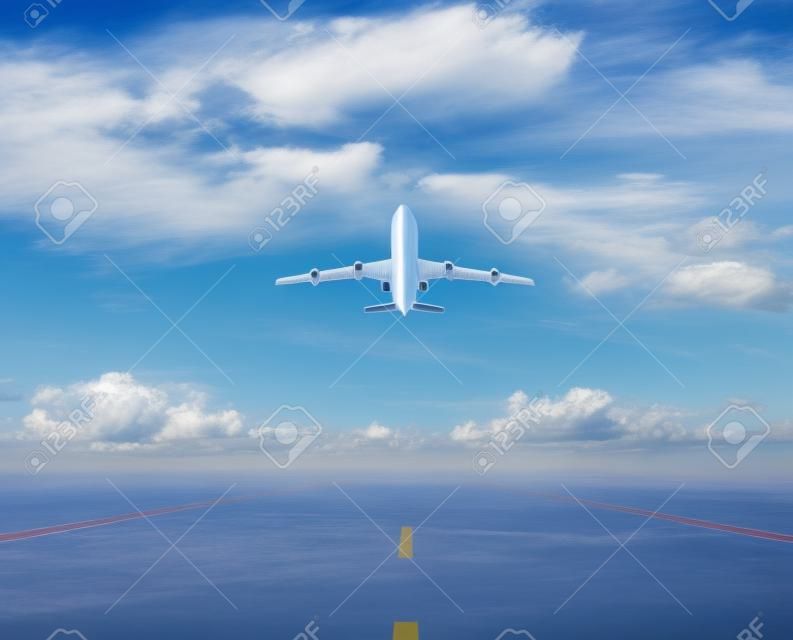 pist üzerinde uçak ve mavi gökyüzünde uçak bakıyor