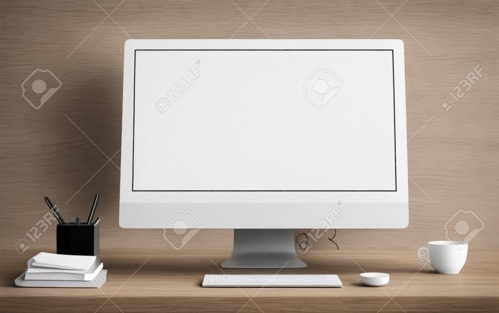 コーヒー カップと他の項目と木製のデスクトップの空白いコンピューター画面。モックアップします。