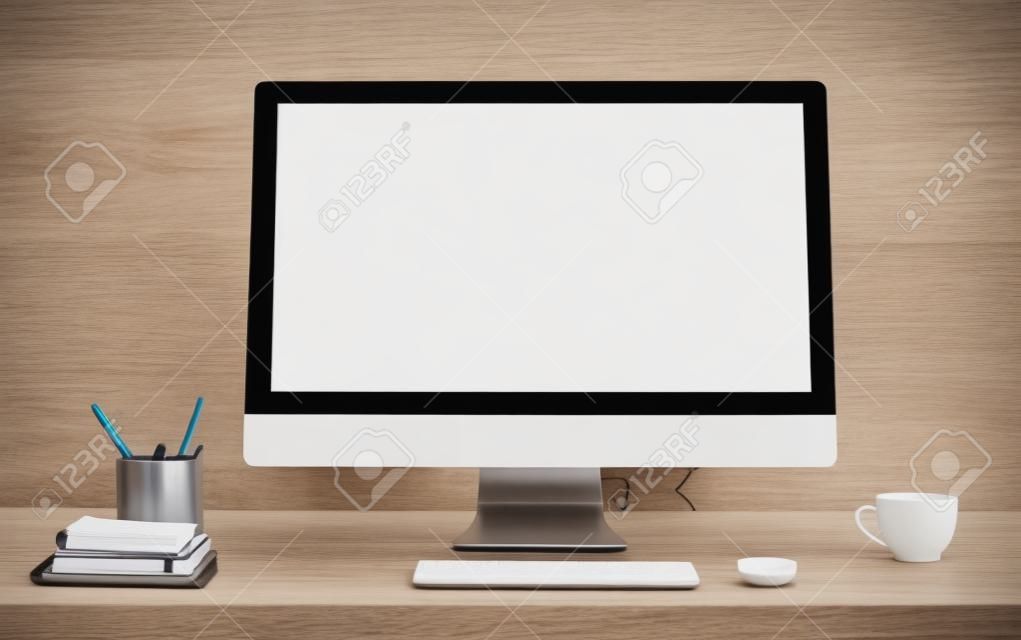 커피 컵 및 기타 항목 나무 바탕 화면에 빈 흰색 컴퓨터 화면. 최대 조롱