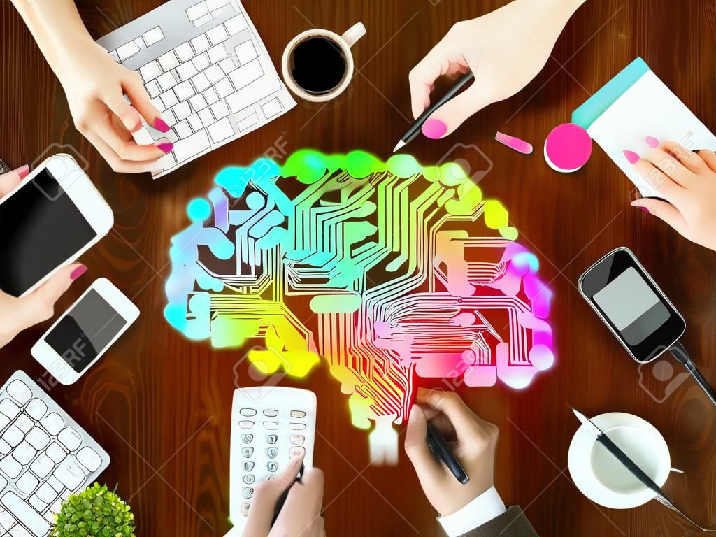 Concepto de pensamiento creativo con las manos dibujo abstracto colorido del cerebro humano digital en el escritorio de oficina de madera con el teléfono celular en blanco, taza de café, artículos de papelería, calculadora y plantas decorativas