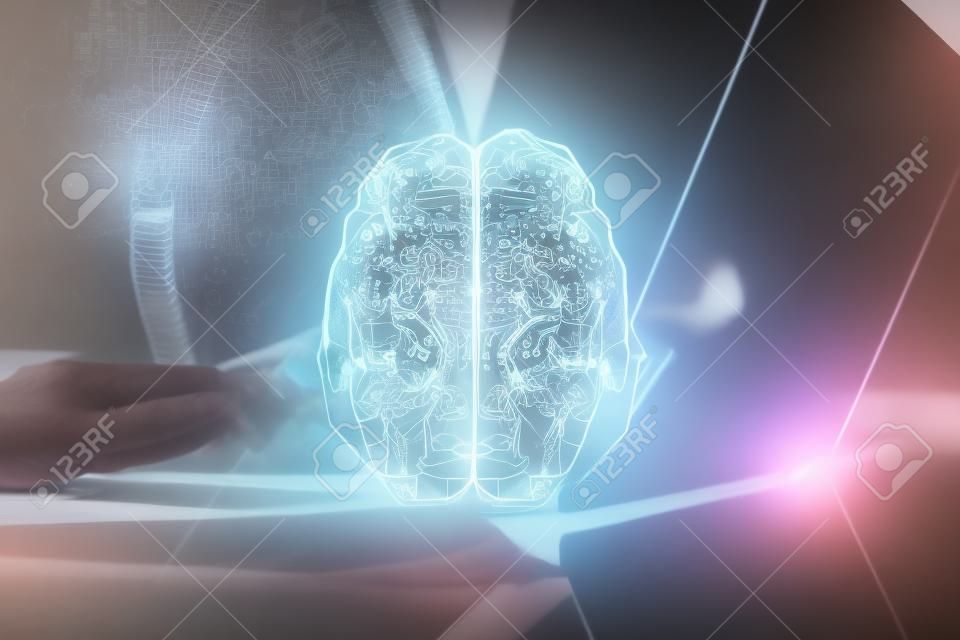 Exposition multiple de mains de femme travaillant sur un ordinateur et un hologramme du cerveau humain dessinant un concept technologique ai