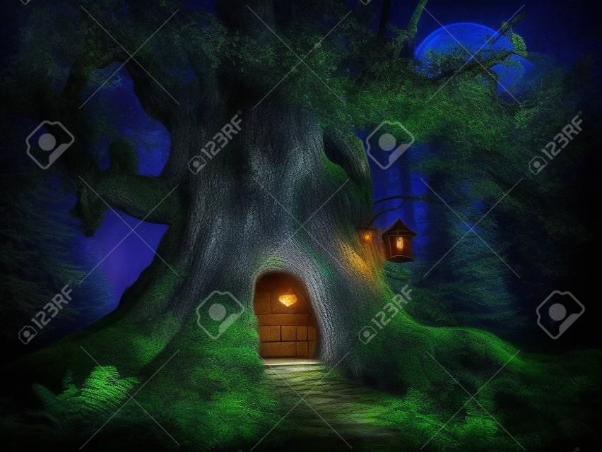 마법의 숲에서 고대 나무의 트렁크에있는 작은 집과 마법의 밤.