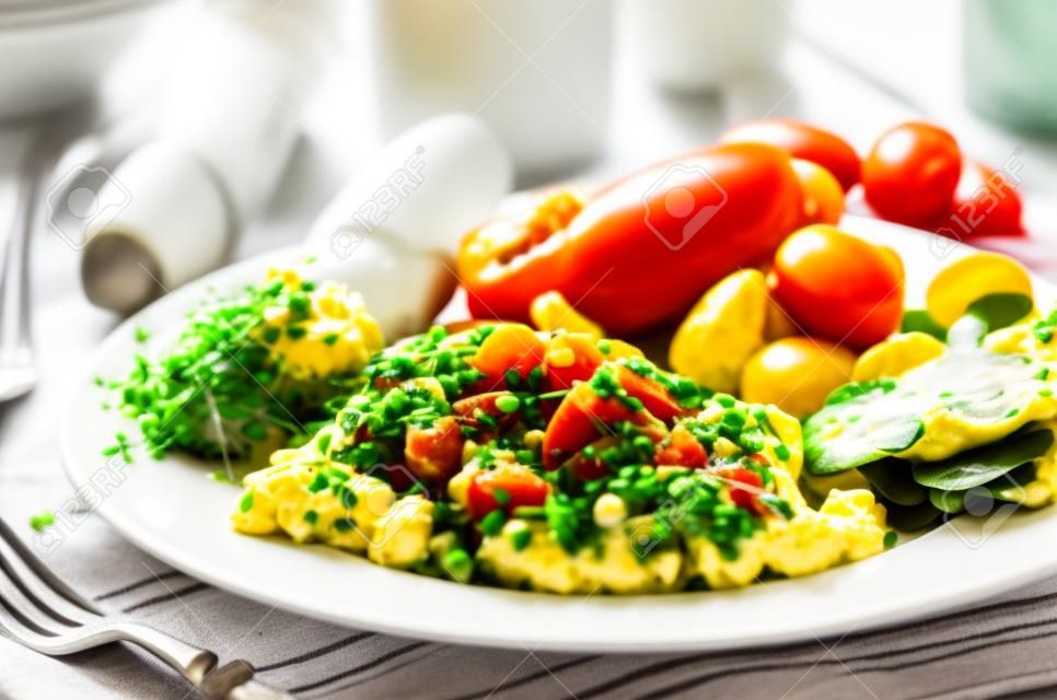 Pastırma, bıçak ve domates, taze meyve suyu ve küçük microgreens sağlıklı salata ile Pişmiş Yumurta