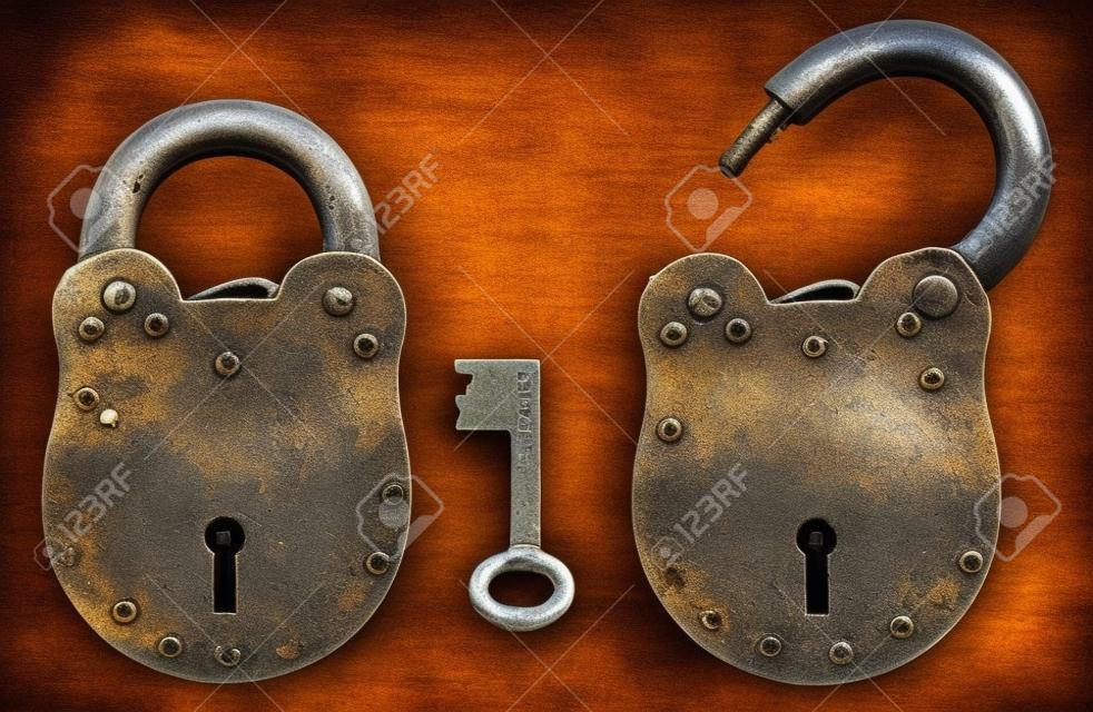 ロックとキーでロックされていない中世南京錠と少しさびた鉄の。不正使用、盗難、芸術破壊行為または害から保護するための開口部を通して渡すことができるシャックル付けポータブル ロック。
