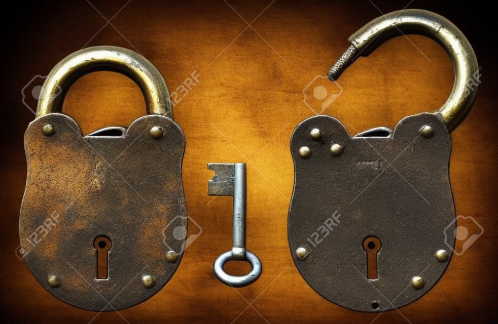 ロックとキーでロックされていない中世南京錠と少しさびた鉄の。不正使用、盗難、芸術破壊行為または害から保護するための開口部を通して渡すことができるシャックル付けポータブル ロック。