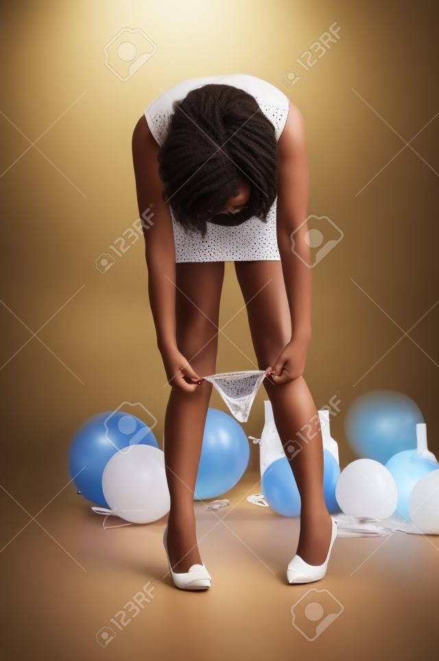 Vrouw verwijderen ondergoed op kantoor feest