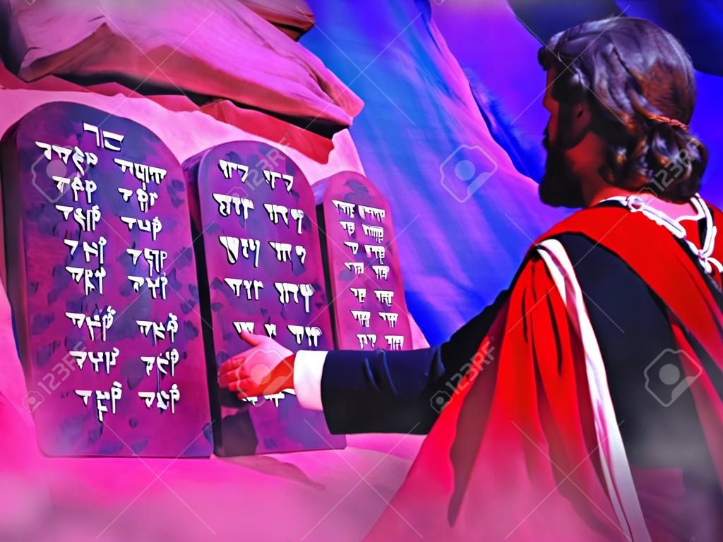 Moisés se recoge los Diez Mandamientos en una puesta en escena bíblica