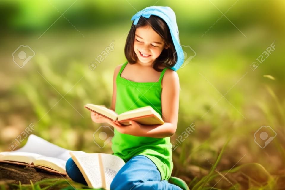 Gelukkig kind studeren op de natuur met boeken