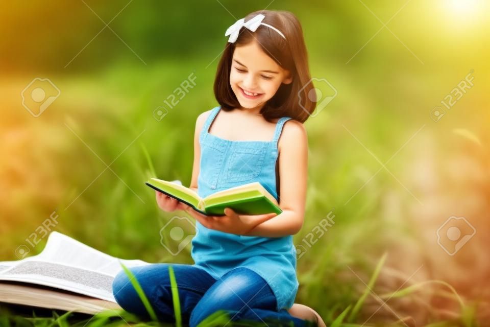 Glückliches Kind das Studium auf die Natur mit Bücher