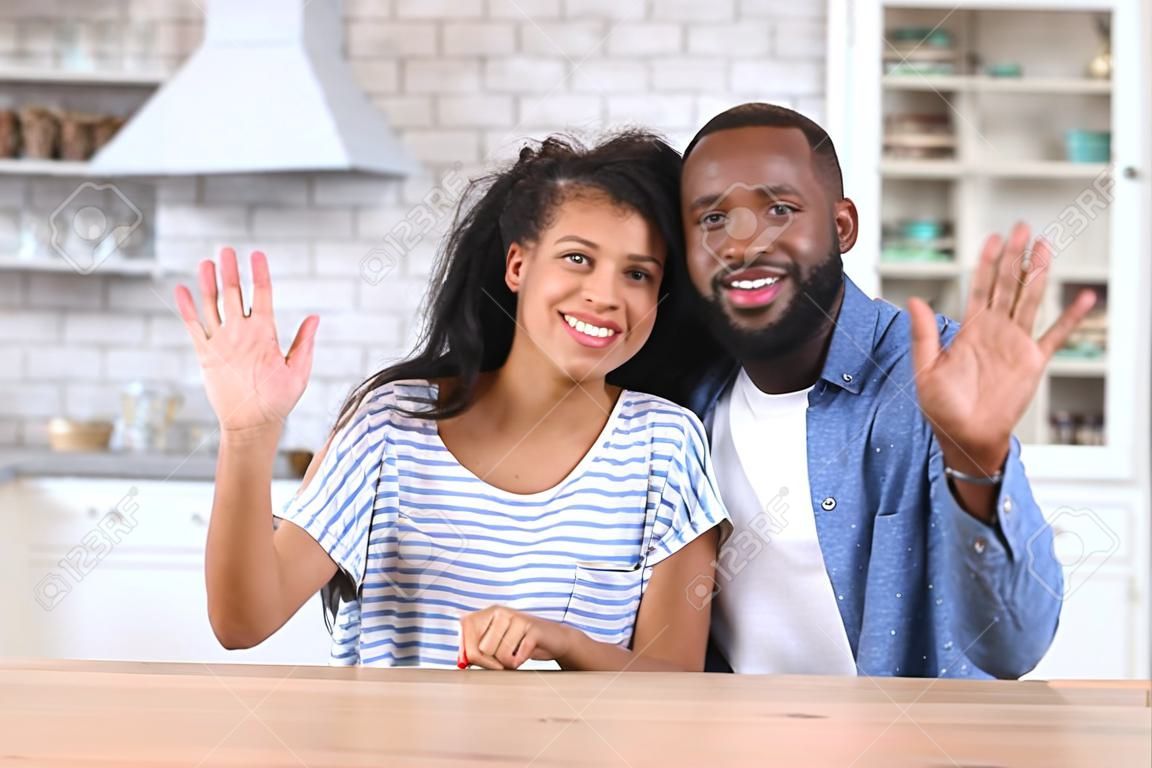 Vídeo Chat Com Um Casal Afro-americano, Alegre Mulher Birracial E Homem  Olhando Para A Câmera E Acenando Olá. Reunião Virtual Com A Família Ou  Amigos, Videochamada Durante Pandemia, Vista Da Webcam Foto