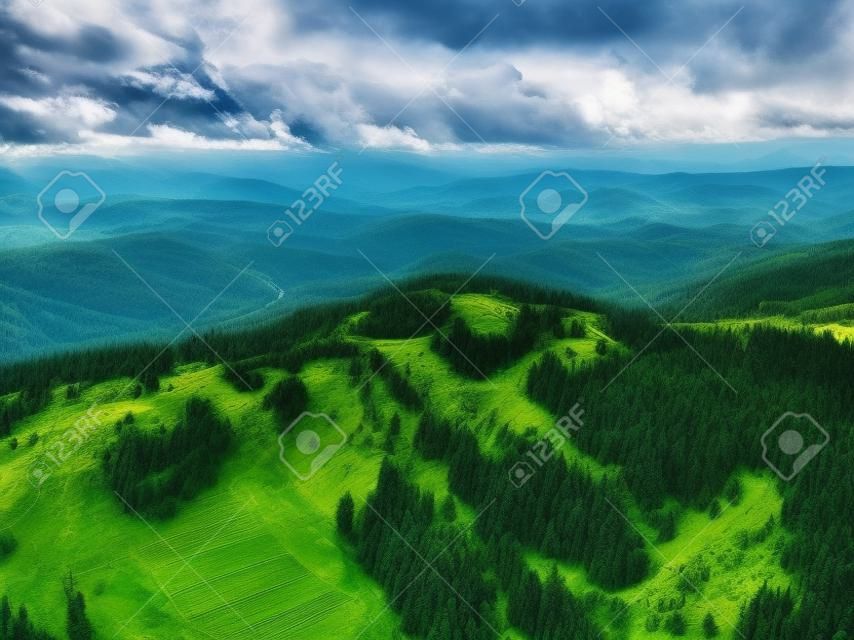 Widok z lotu ptaka na Karpaty w pochmurną pogodę. krajobraz