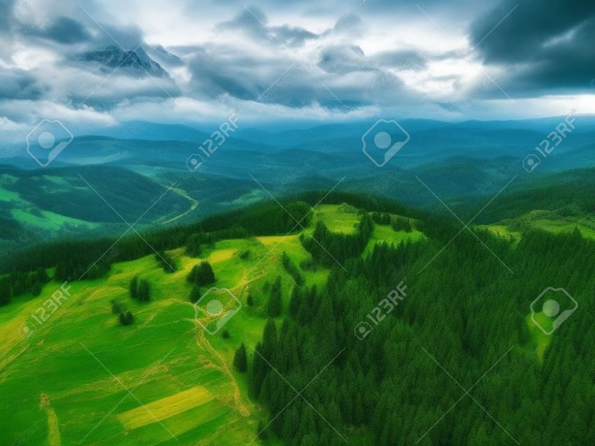 vue aérienne des montagnes des carpates par temps couvert. paysage